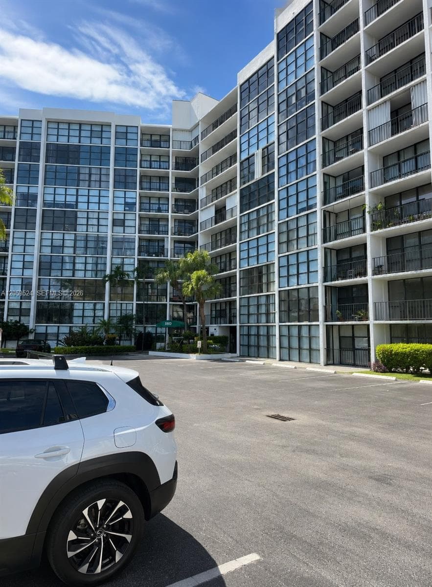 OCEANVIEW PARK CONDO · #716 in Hallandale Beach - Photo 3