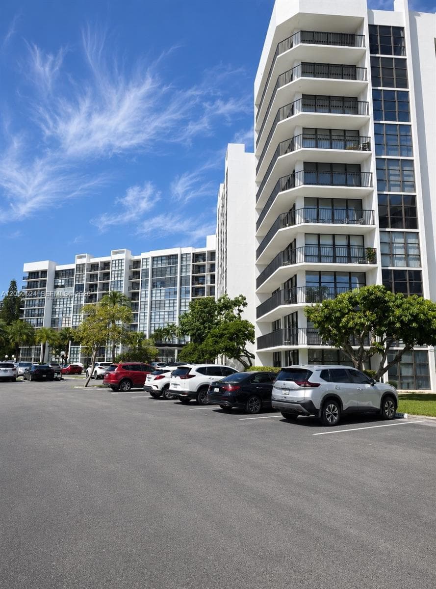 OCEANVIEW PARK CONDO · #716 in Hallandale Beach - Photo 4