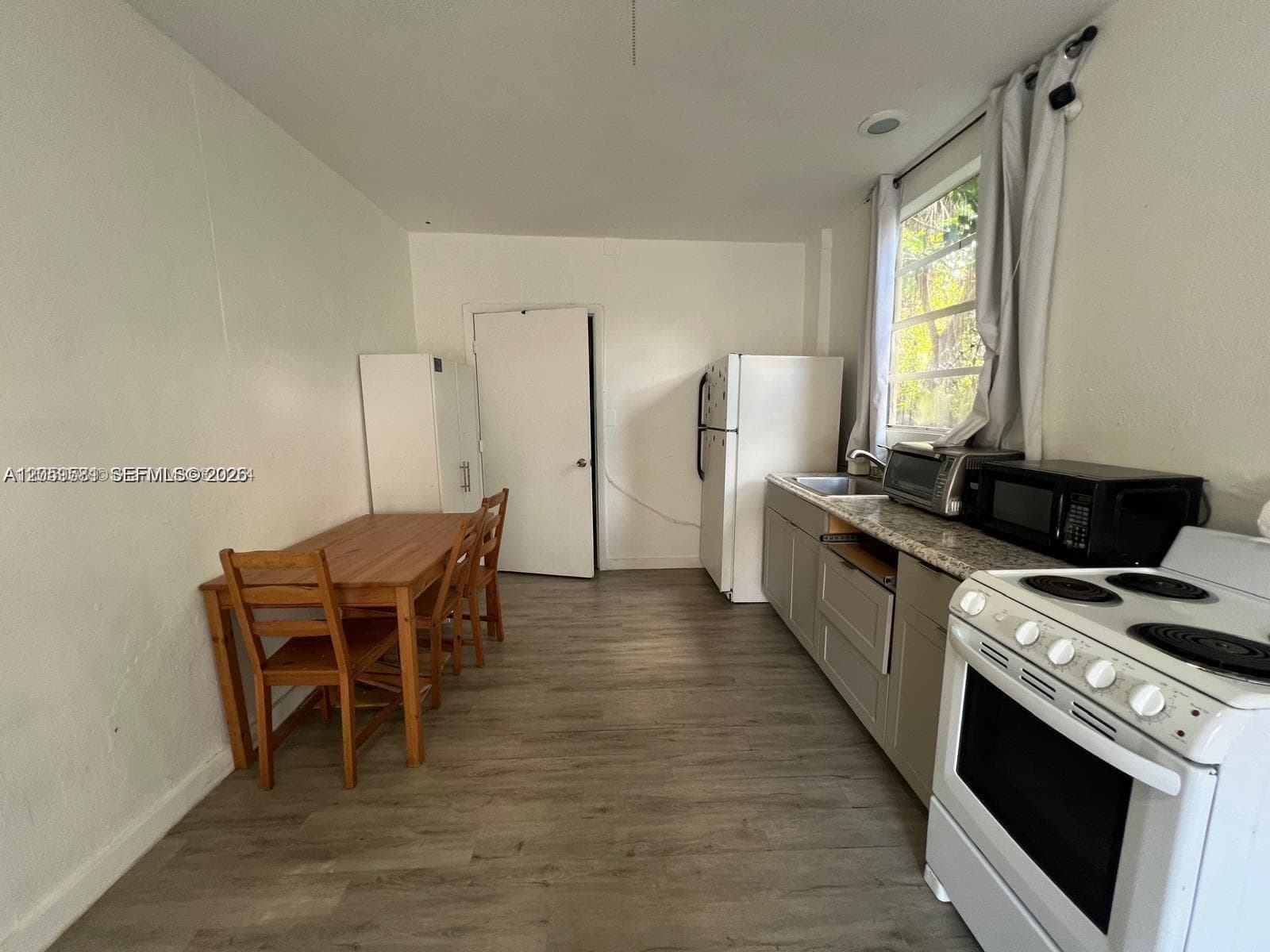 2126 Arthur St photo 8