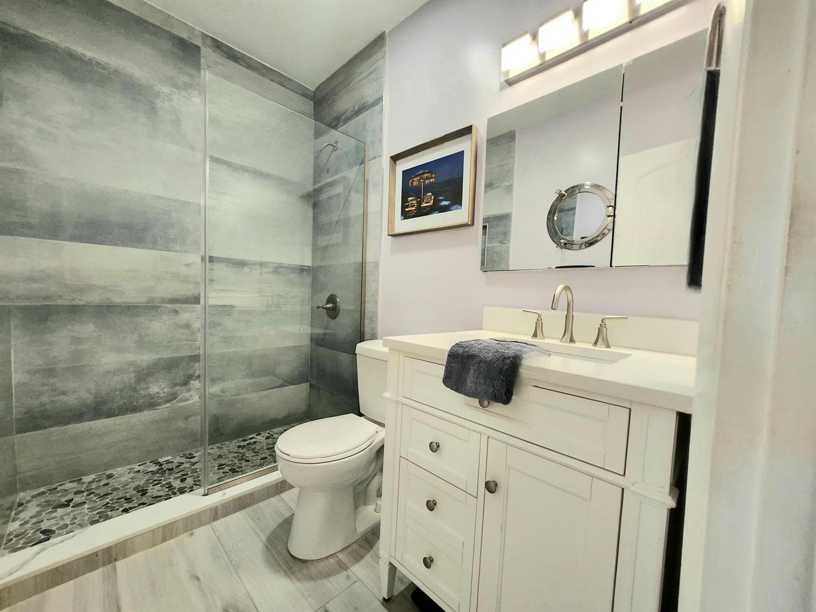 MODERN FINISHES IN THE BATHROOM