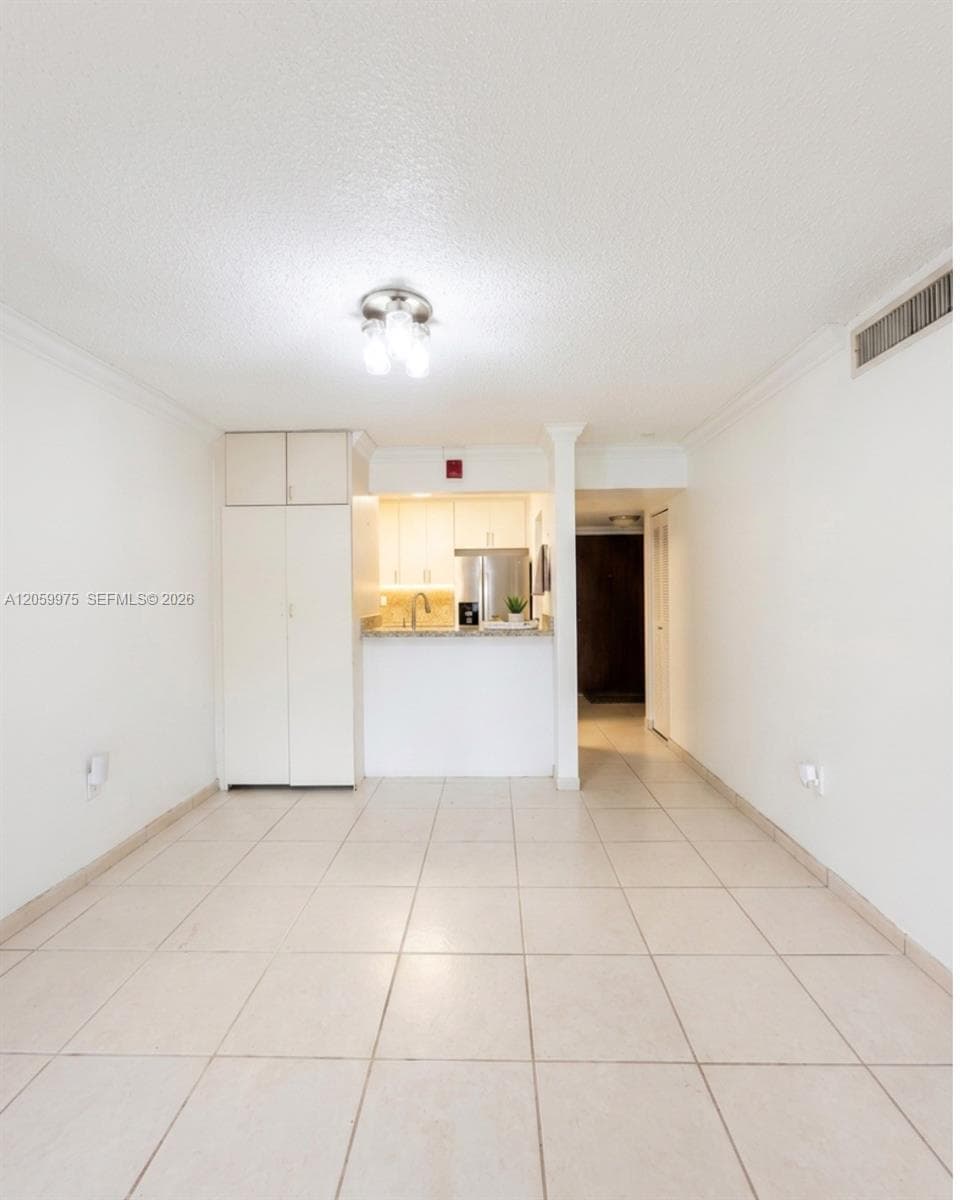 WESTCHESTER LUXURY CONDO · #19 in Miami - Photo 4