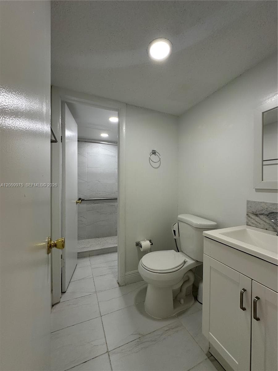 WESTCHESTER LUXURY CONDO · #19 in Miami - Photo 8
