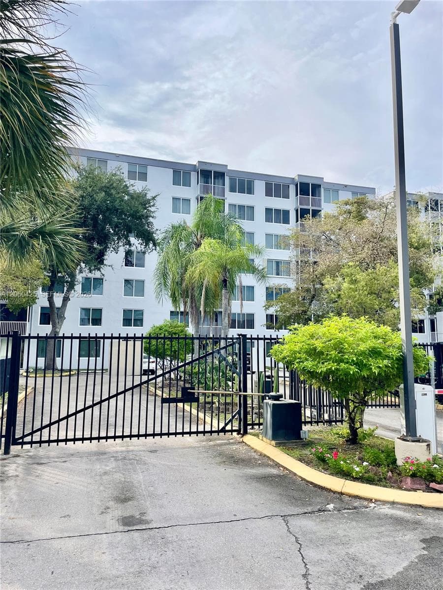 GREYNOLDS PARK CLUB CONDO · #203 in North Miami Beach - Photo 2