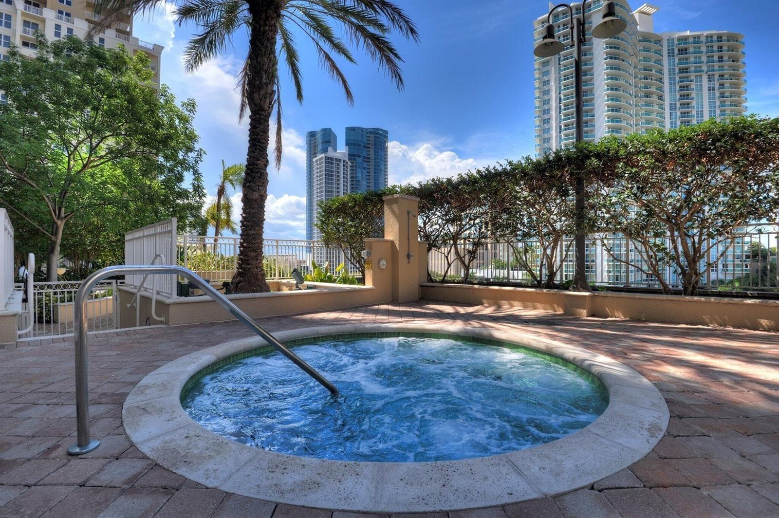 32-31-6th FL Jacuzzi