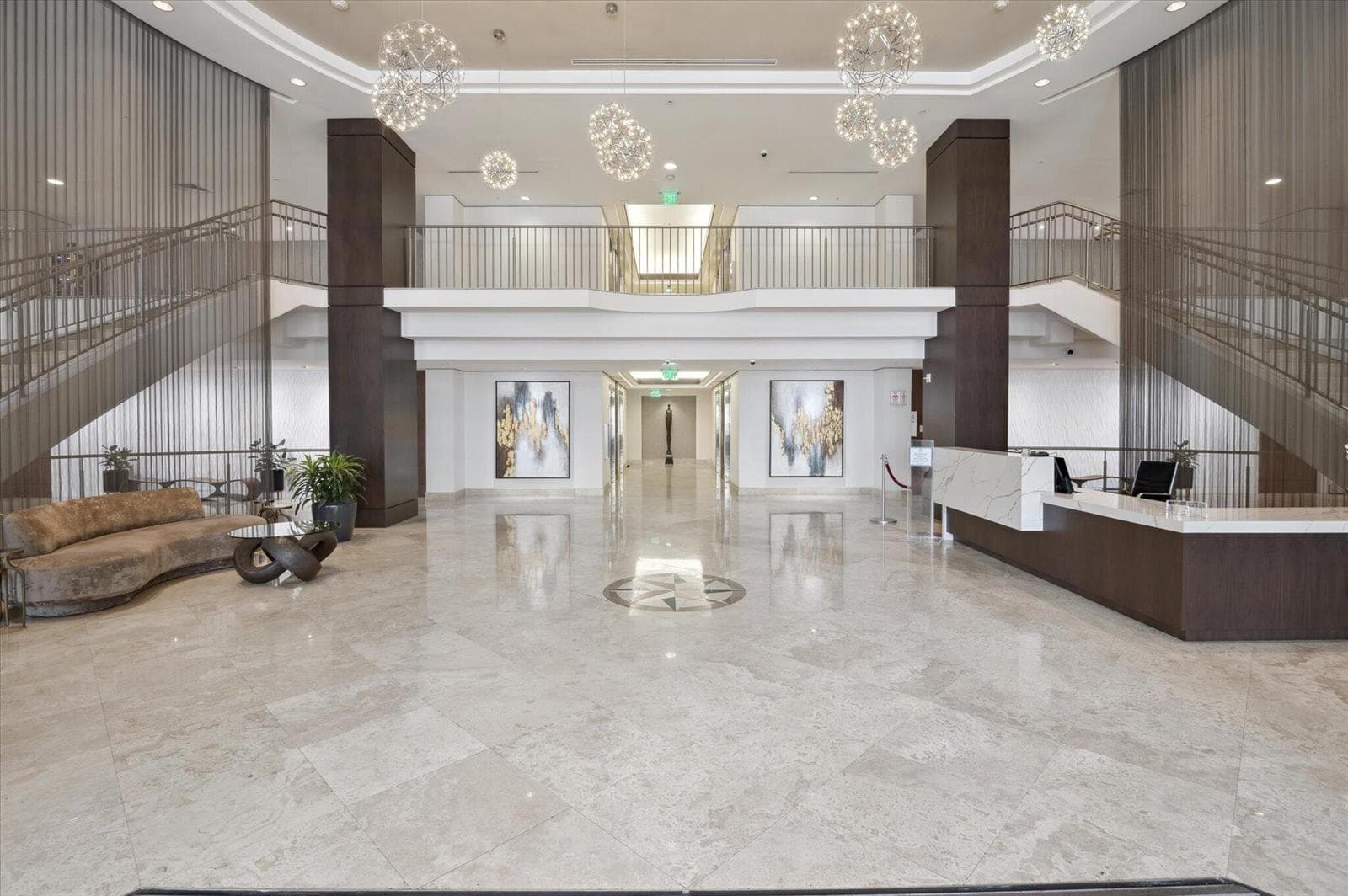 39-35-Lobby_Front Desk