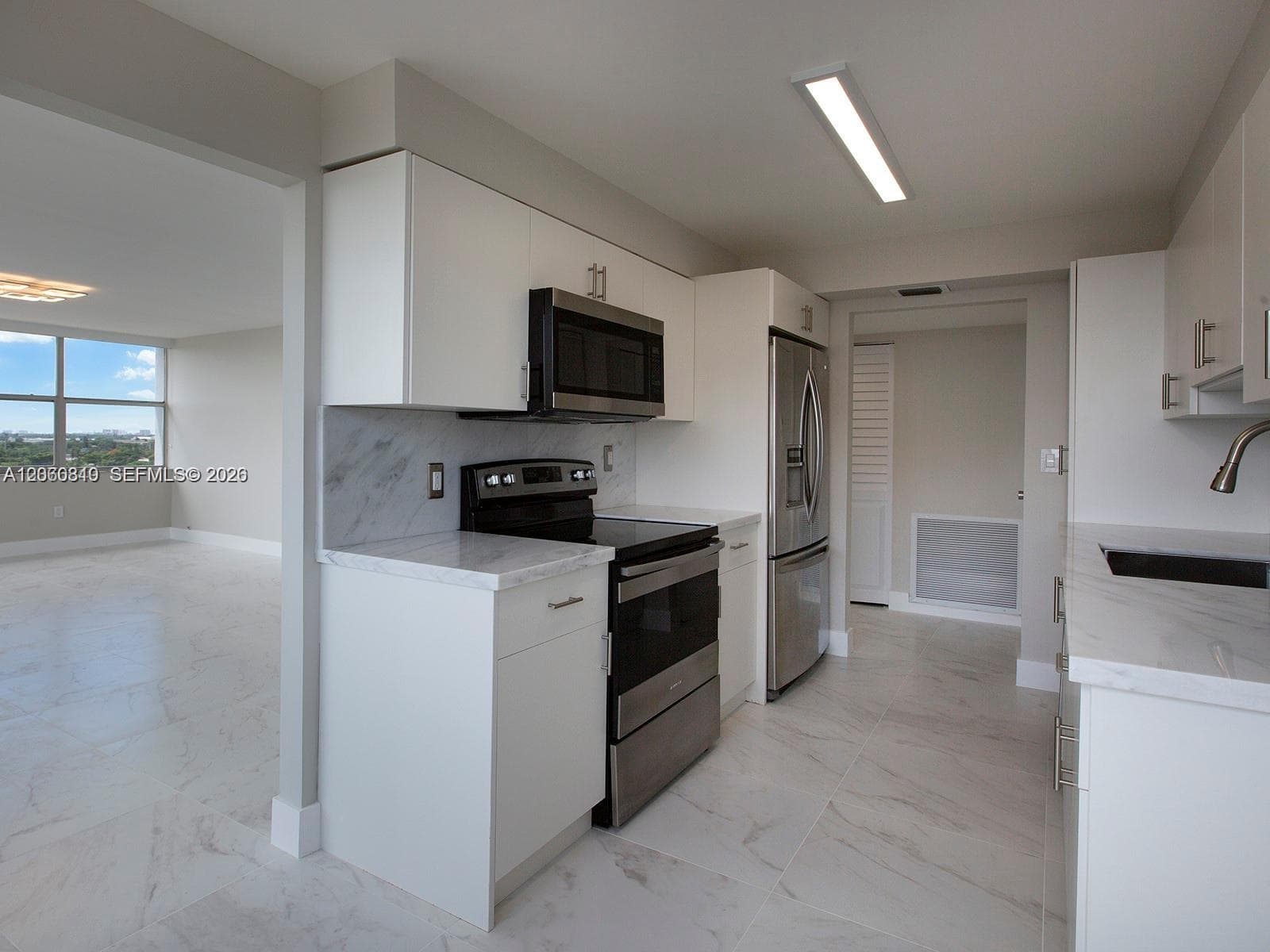 WILSHIRE CONDO · #1013W in Miami - Photo 2