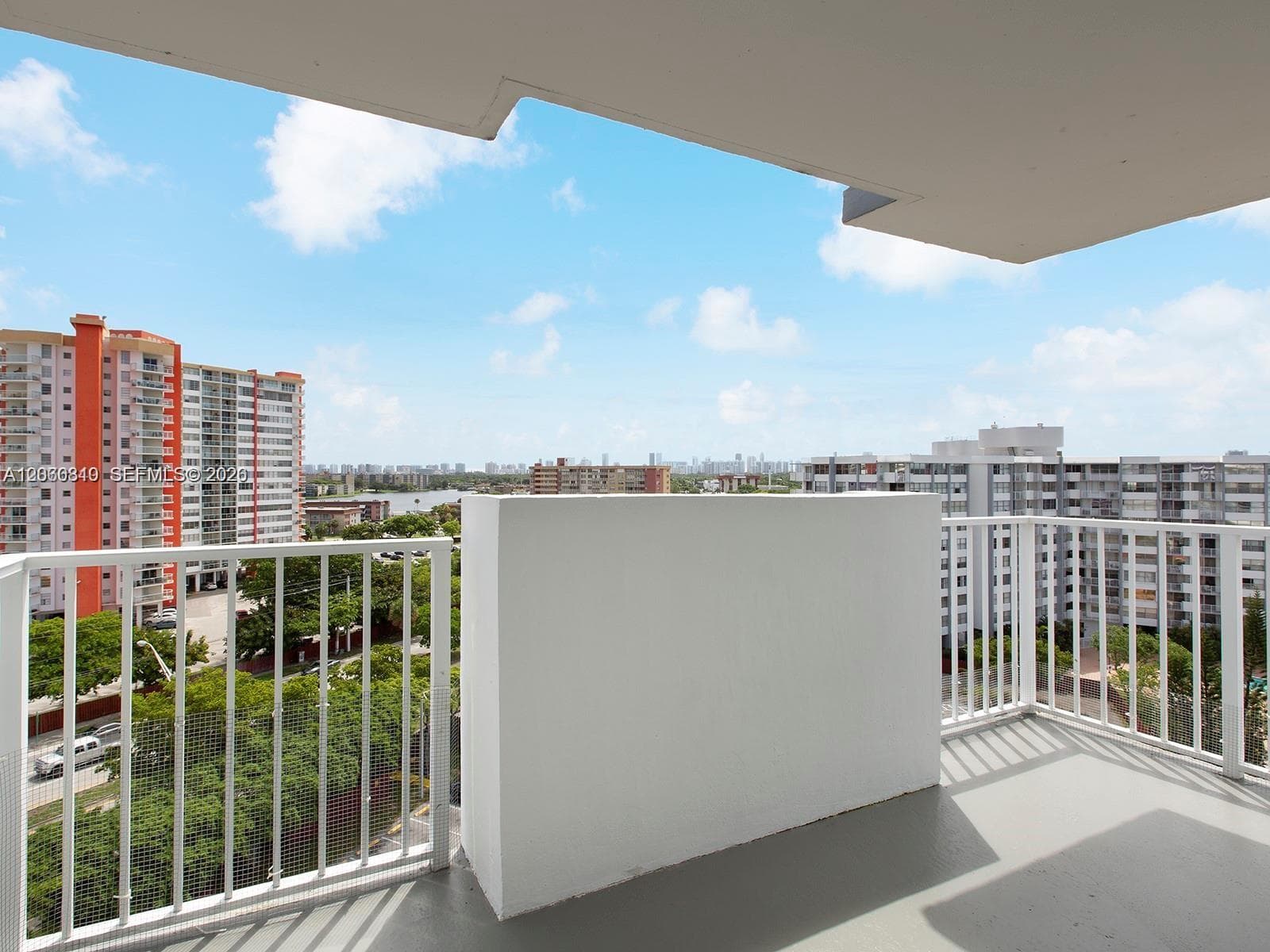 WILSHIRE CONDO · #1013W in Miami - Photo 8