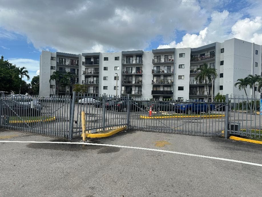 Versailles Plaza Condo · #518 in Hialeah - Photo 2