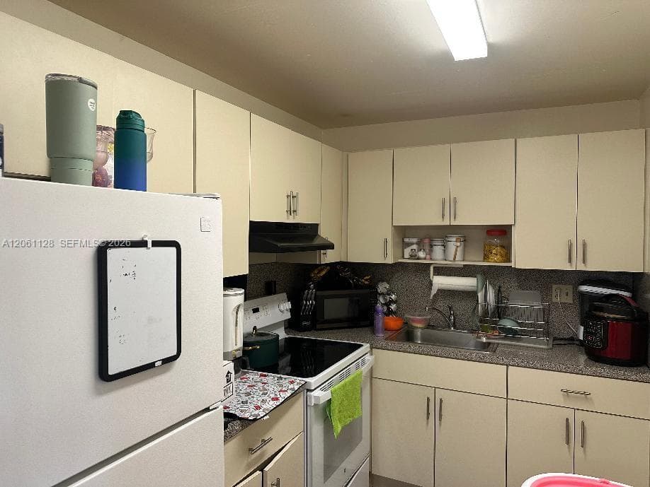 Versailles Plaza Condo · #518 in Hialeah - Photo 11