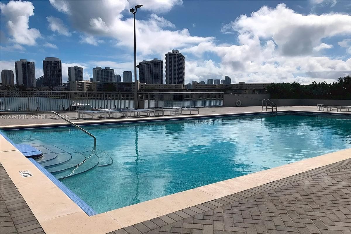 South pool 6 feet and heated lap pool