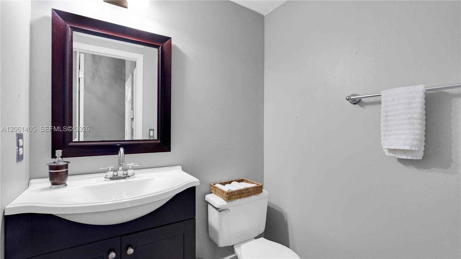 1/2 BATHROOM