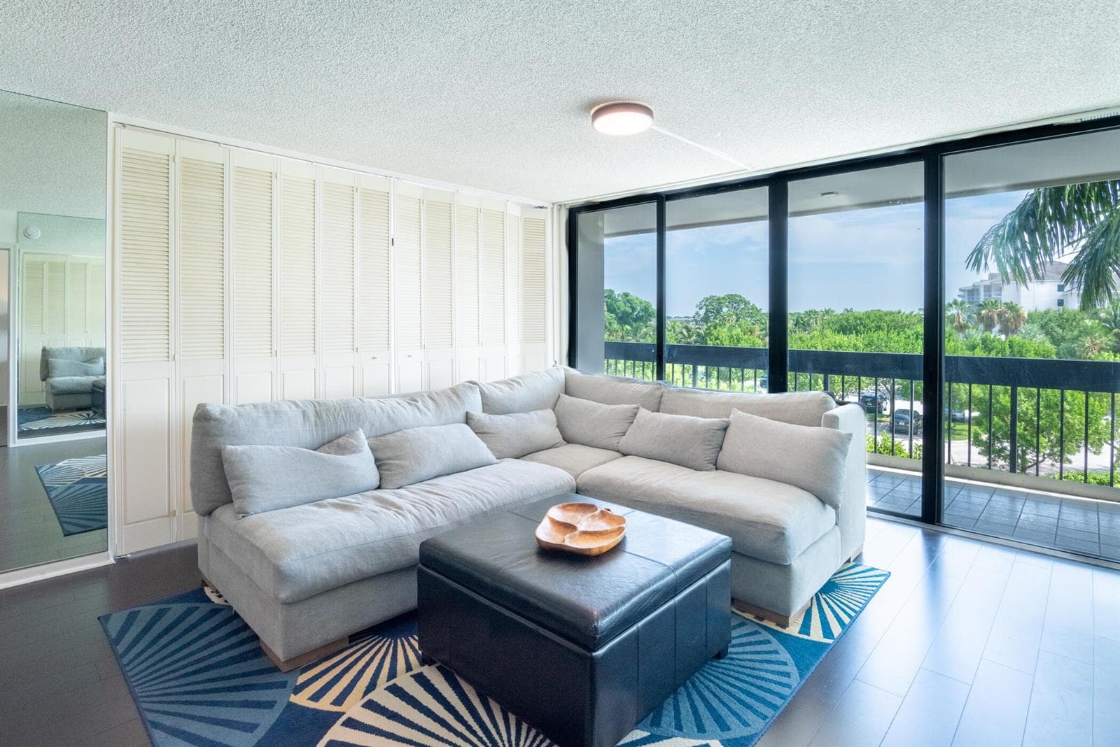 © Clark-2400 Presidential Way 302-017
