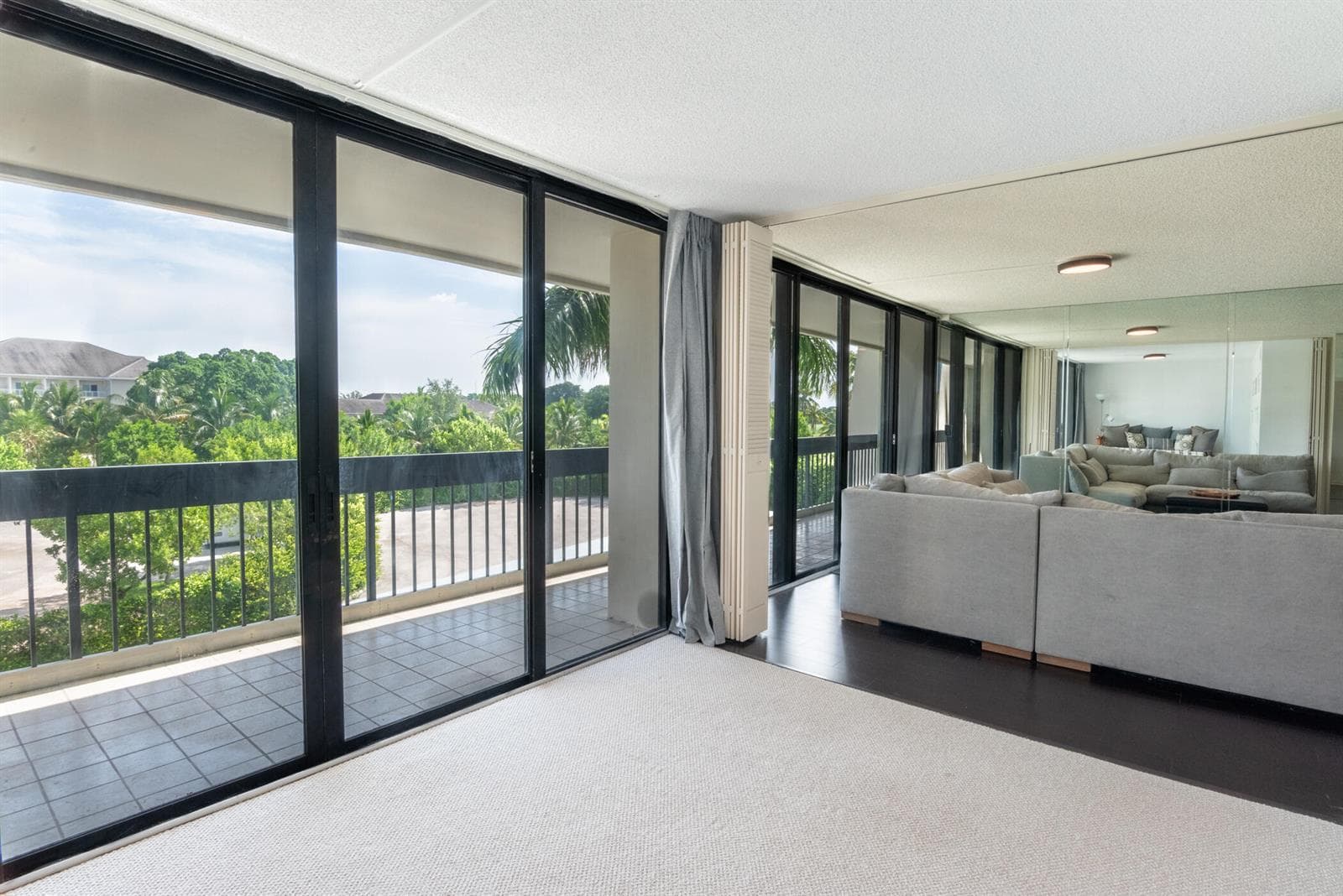 © Clark-2400 Presidential Way 302-015