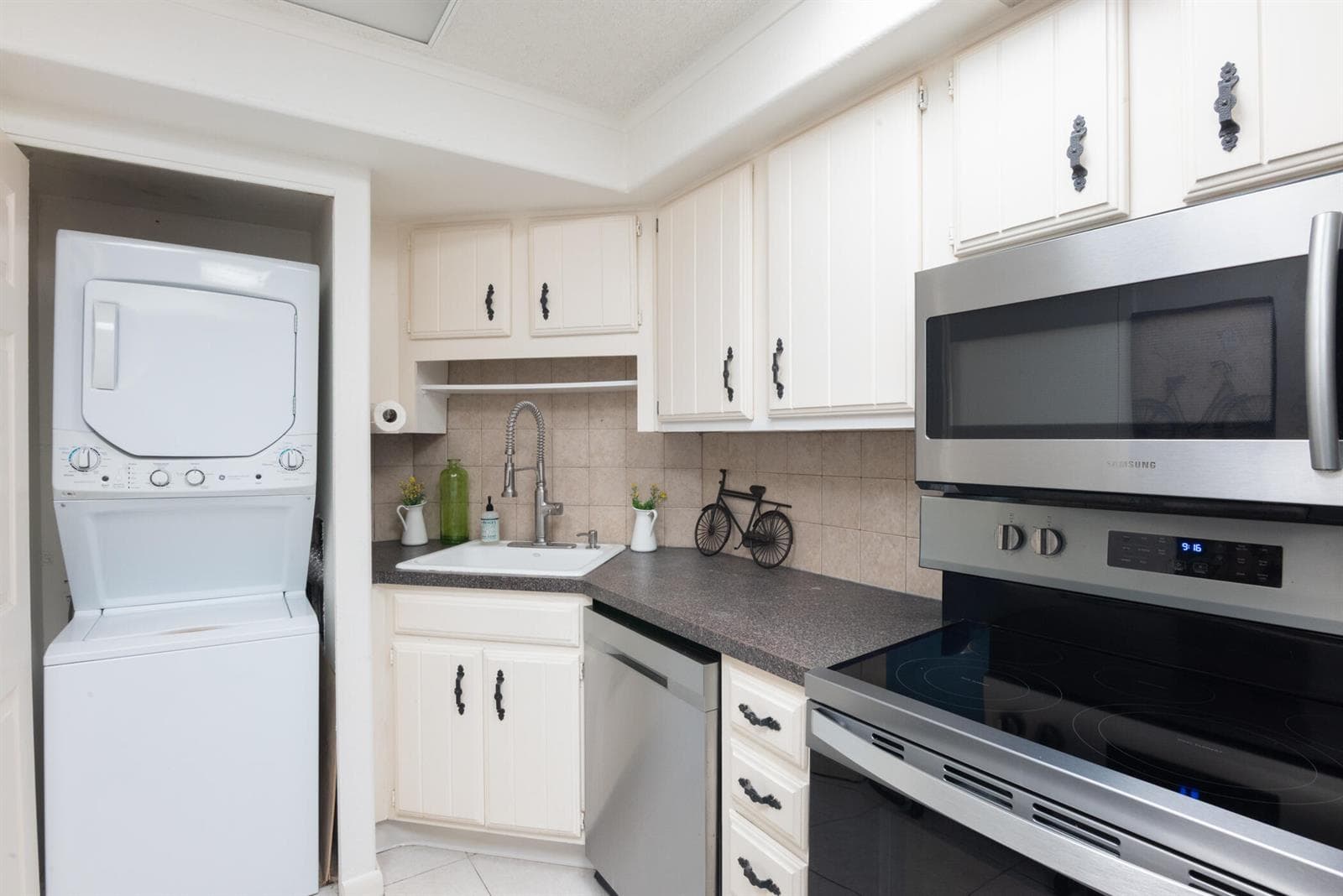 © Clark-2400 Presidential Way 302-004