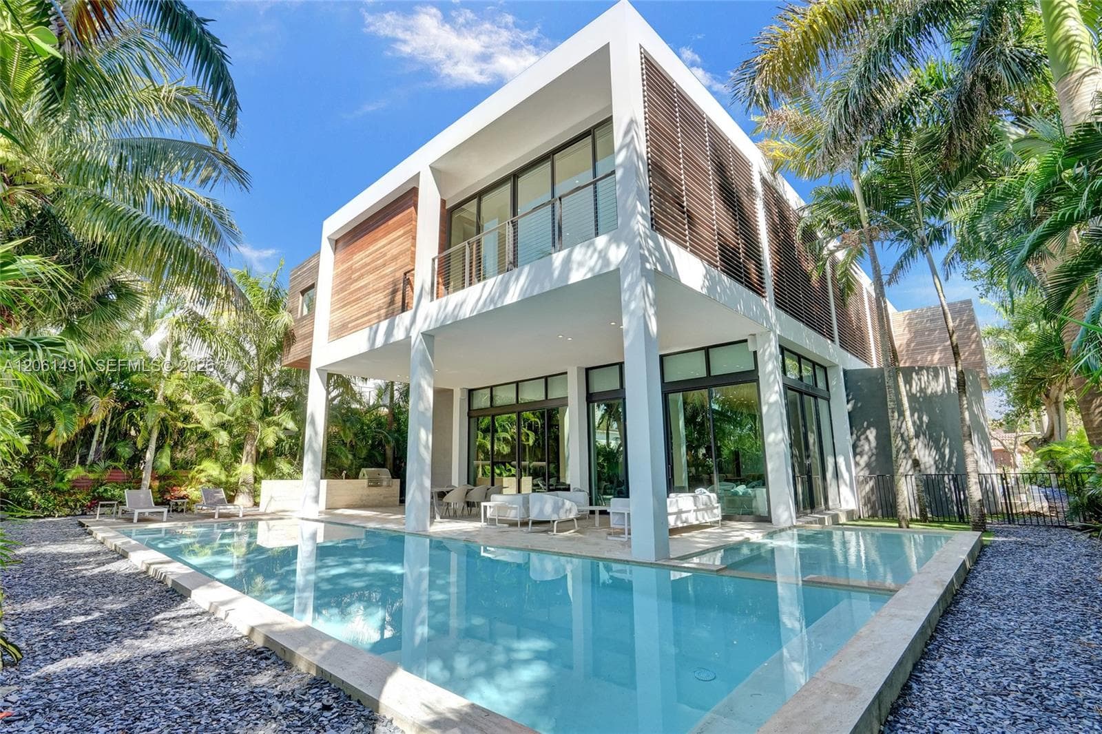 240 Ocean Blvd photo 1