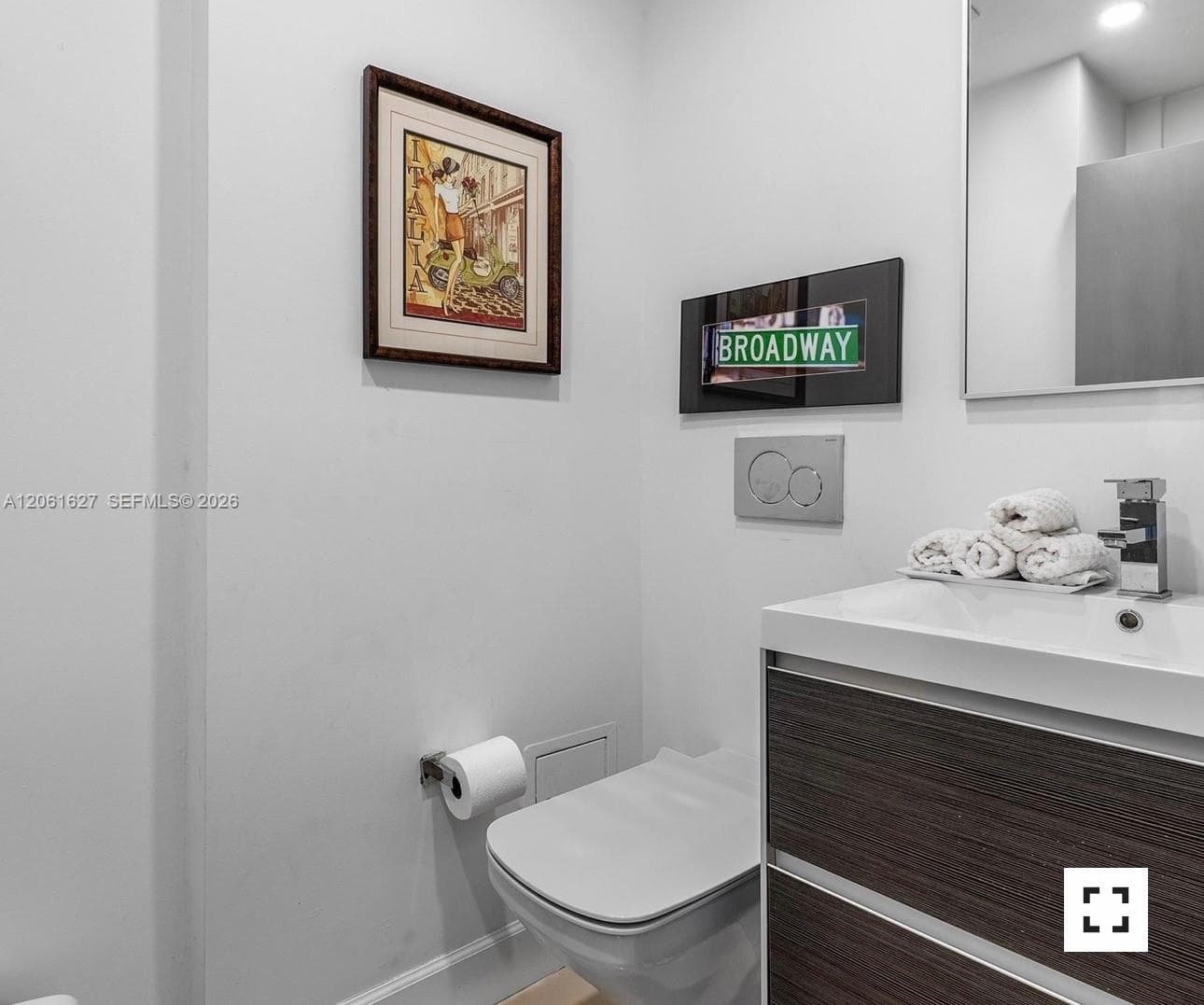Hallway Guest 1/2 Bath