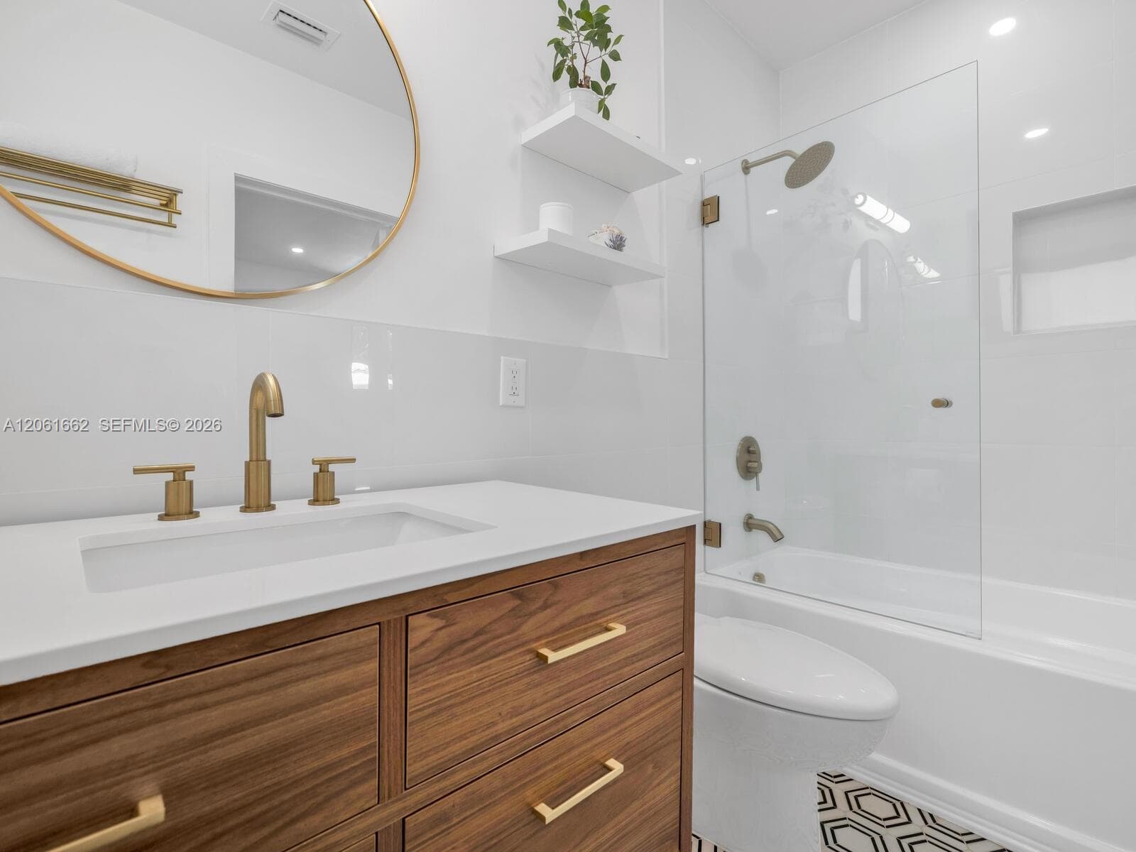 New Second En-suite Bath with Marble Tile Floors