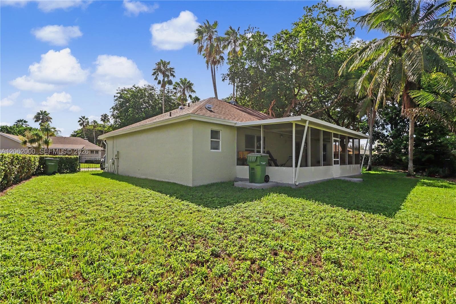 572 SE 18th Dr photo 2