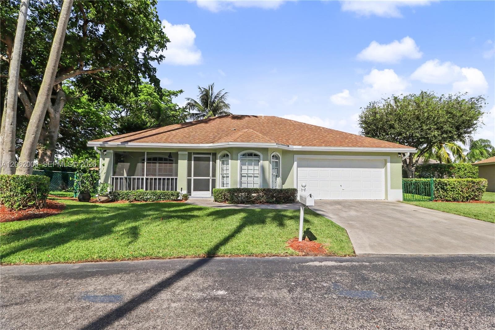 572 SE 18th Dr photo 1