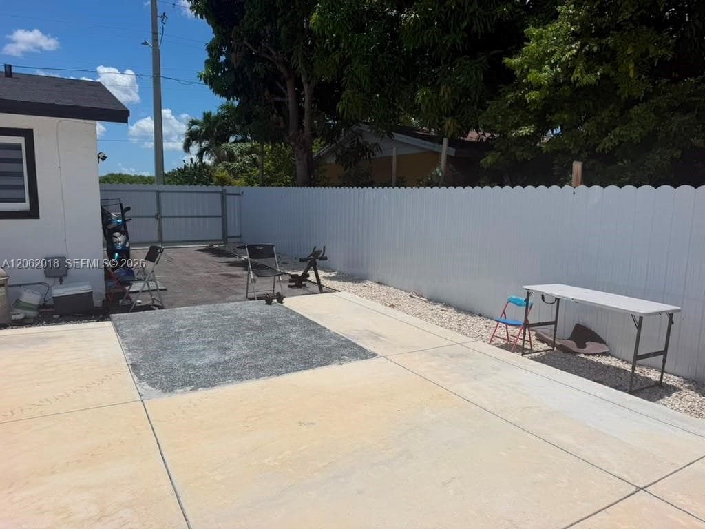 1749 SW 8th St photo 22