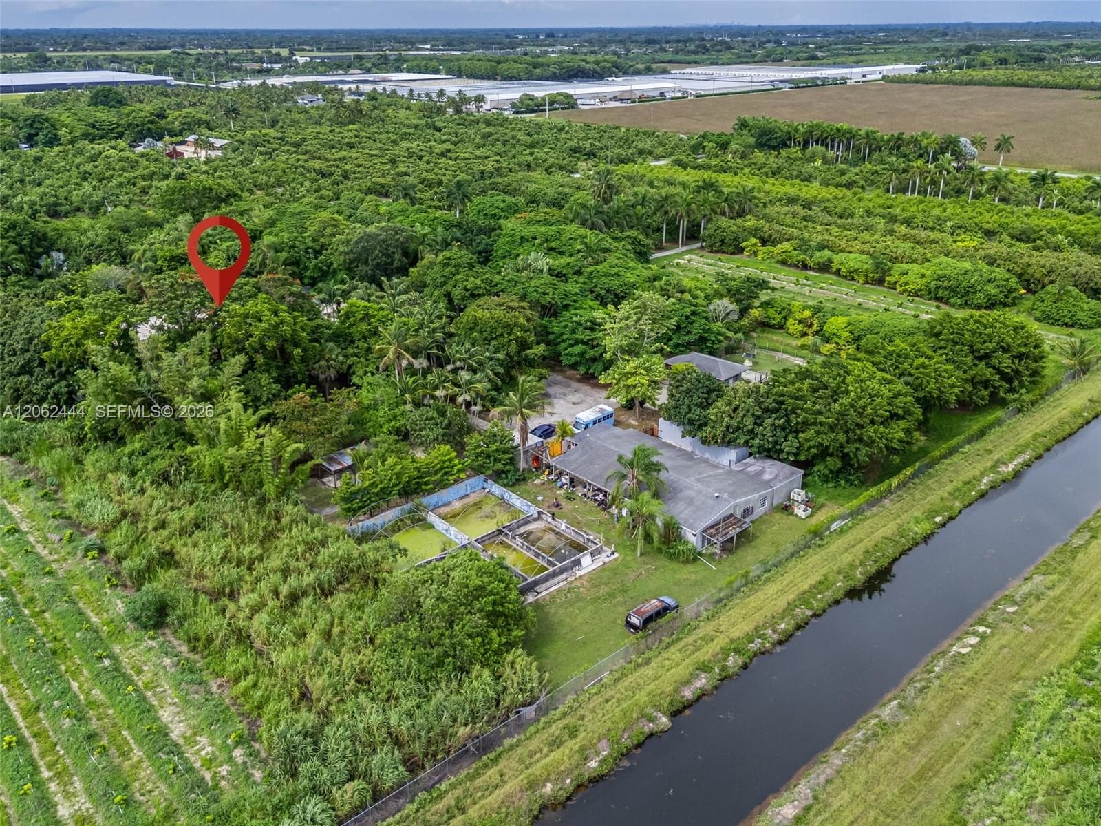 CREWS QRTS  3/2 KITCHEN & CARPORT, AQUATIC POOLS FOR REPTILES, FISH, ETC.. UNSEEN IS AVIARY