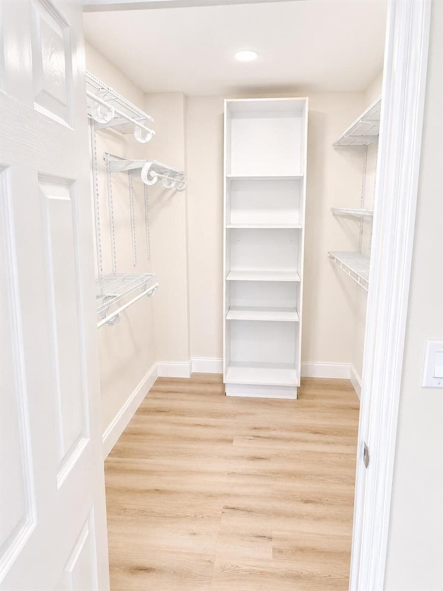6-walk in closet