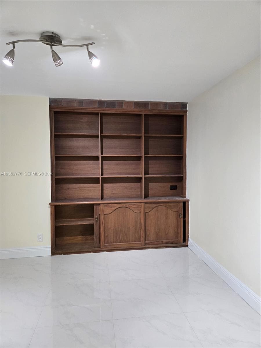 CRICKET CLUB CONDO · #911 in Miami - Photo 6