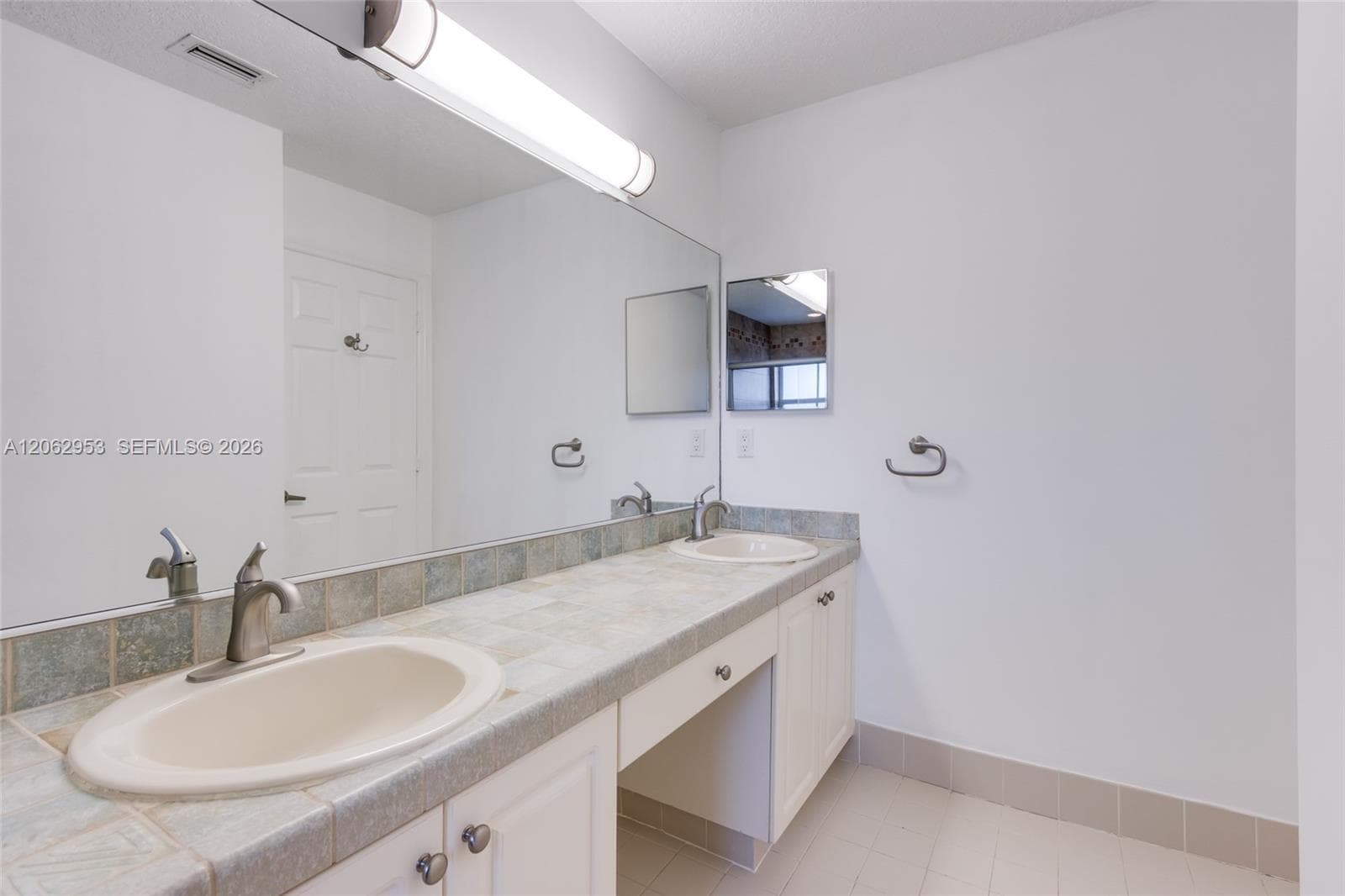 1540 N Trafalgar Cir photo 23