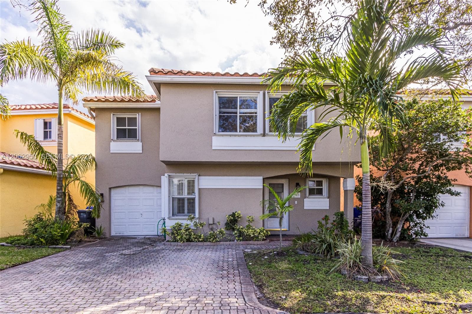 1540 N Trafalgar Cir photo 2