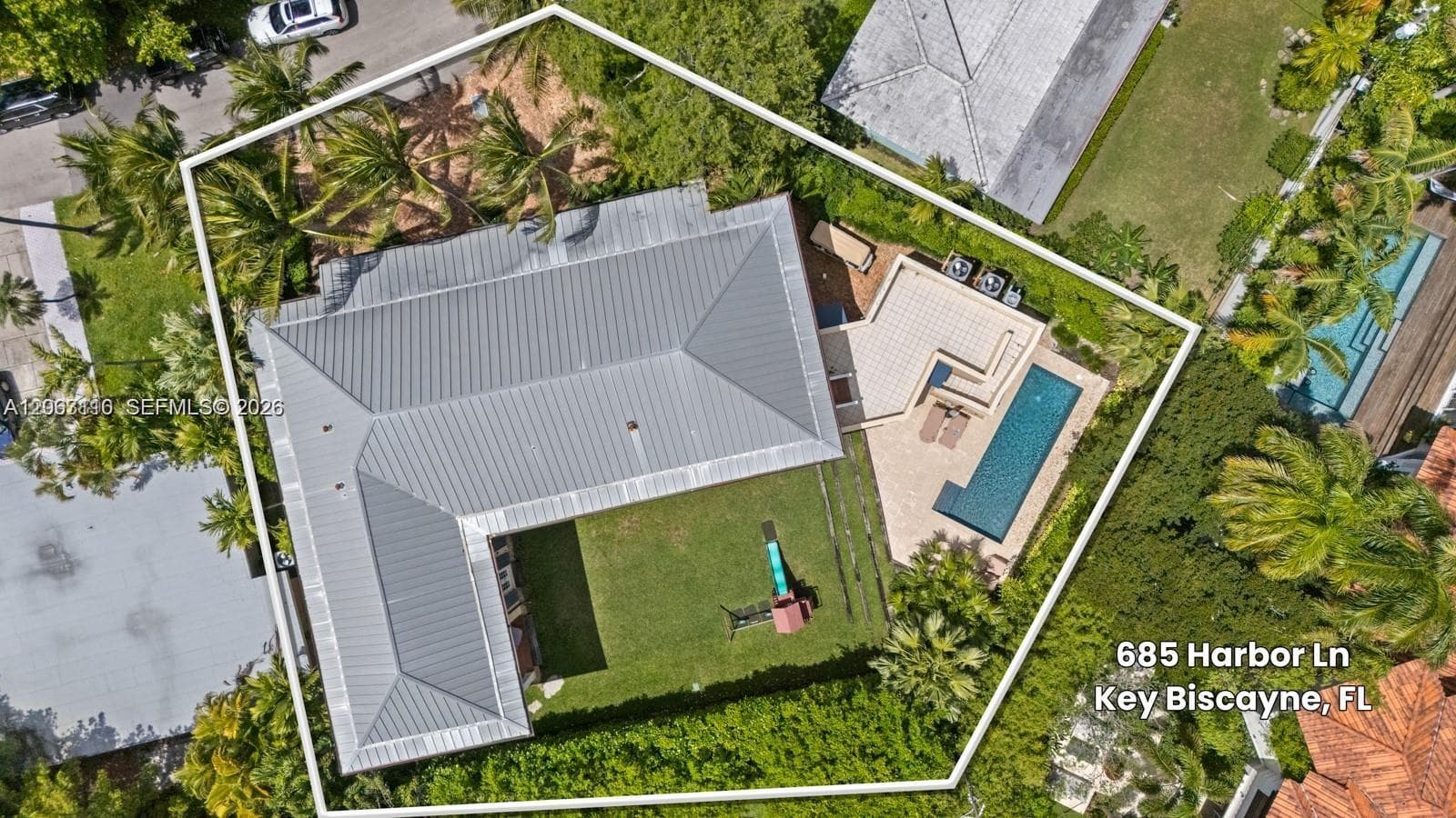 685 Harbor Ln photo 2