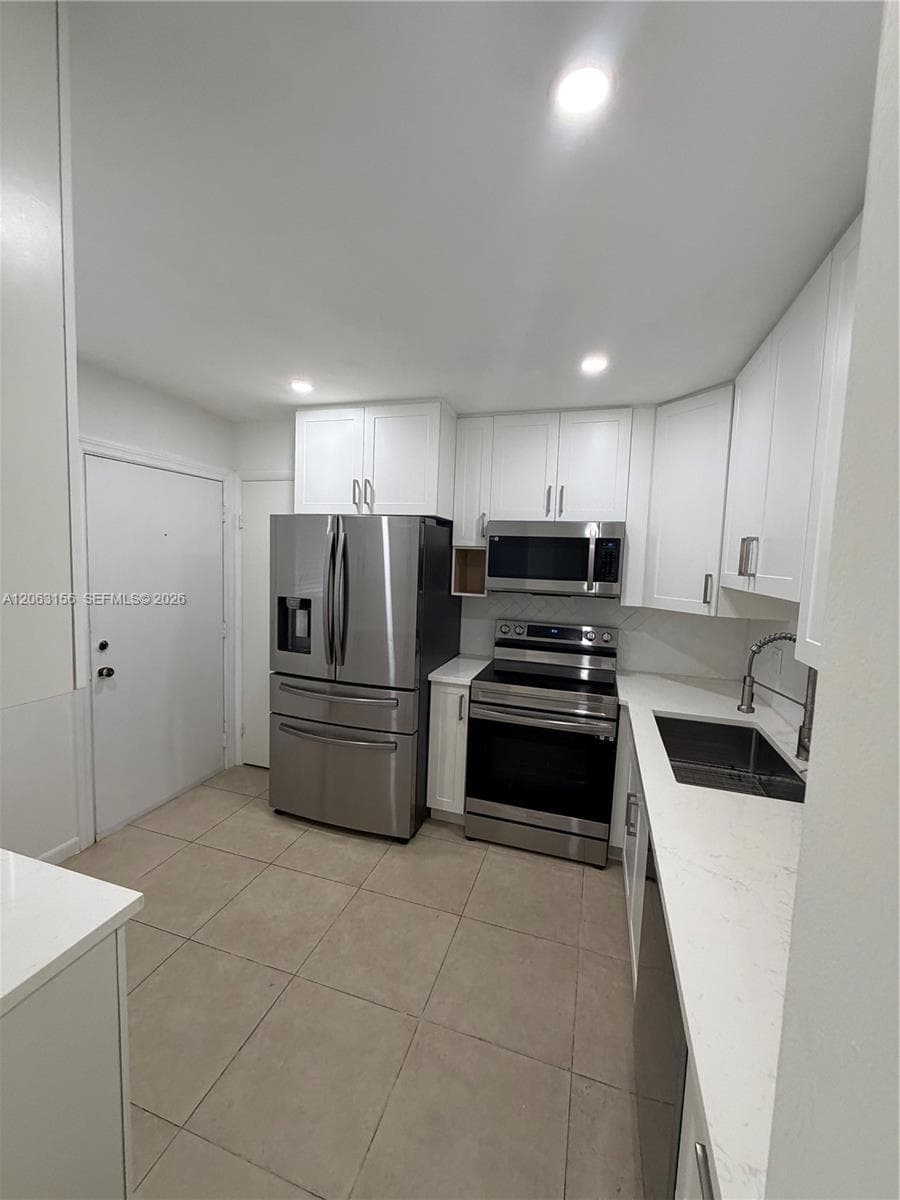AZURE LAKE CONDO · #107 in Miami - Photo 2