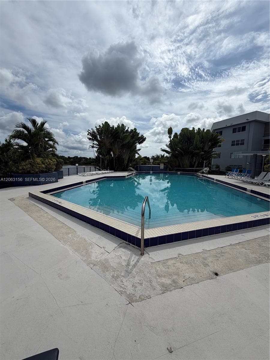 AZURE LAKE CONDO · #107 in Miami - Photo 17