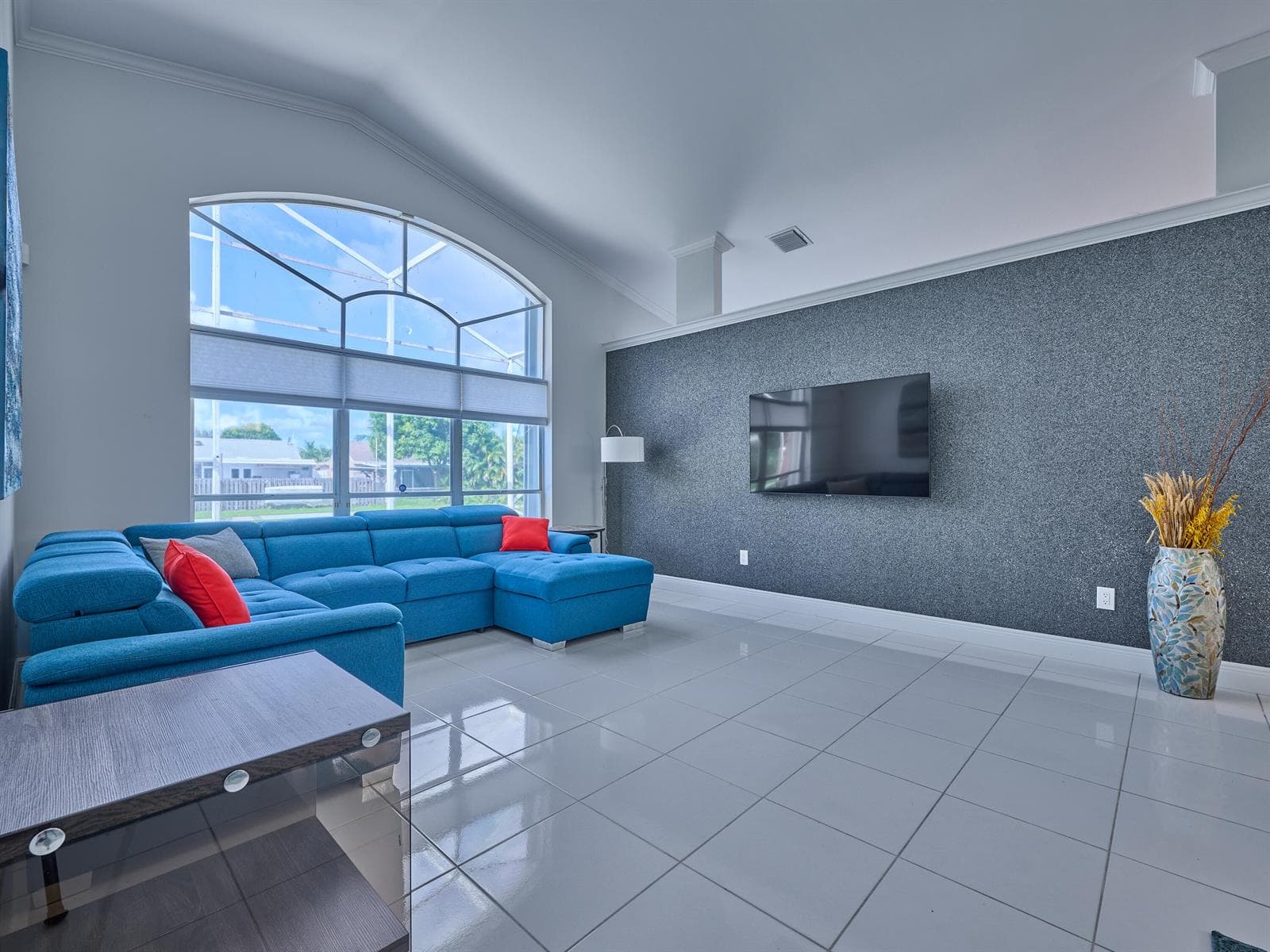 Spacious Living room