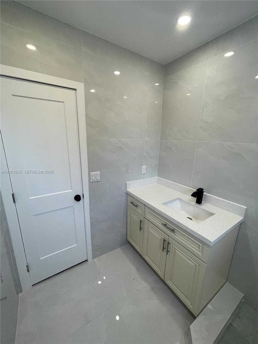 2352 SW 26th Ln photo 4