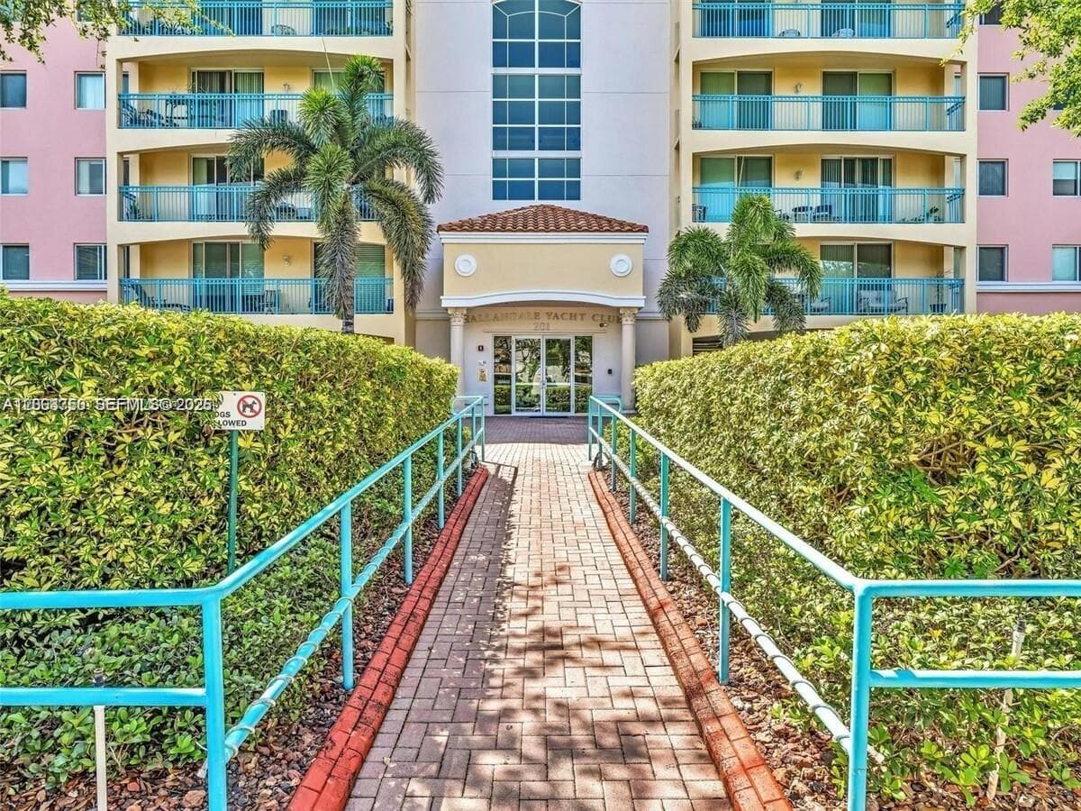 HALLANDALE BEACH PRIVATE · #409 in Hallandale Beach - Photo 2
