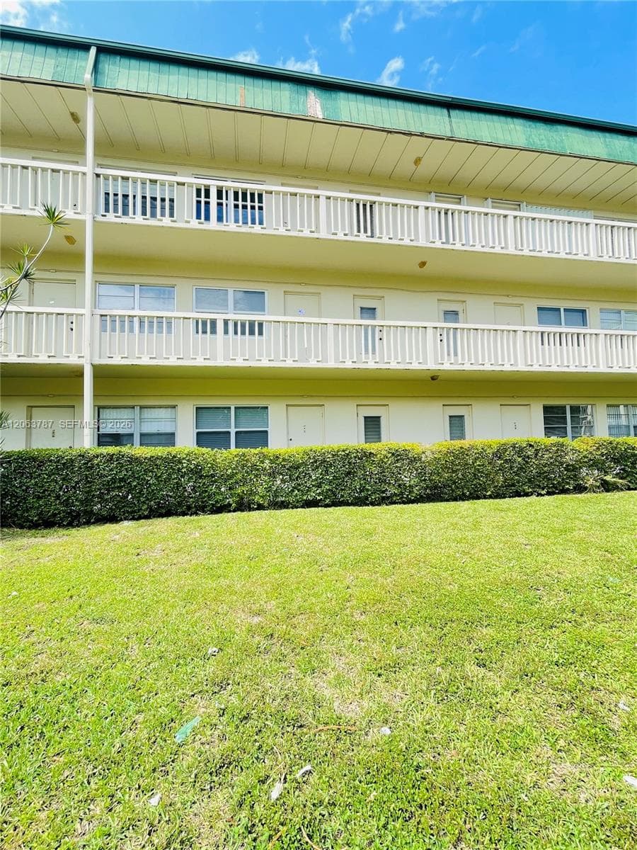 Seventeen Green Condo · #130 in Hallandale Beach - Photo 2