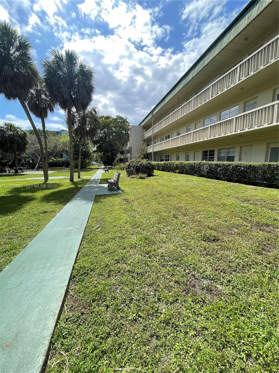 Seventeen Green Condo · #130 in Hallandale Beach - Photo 3