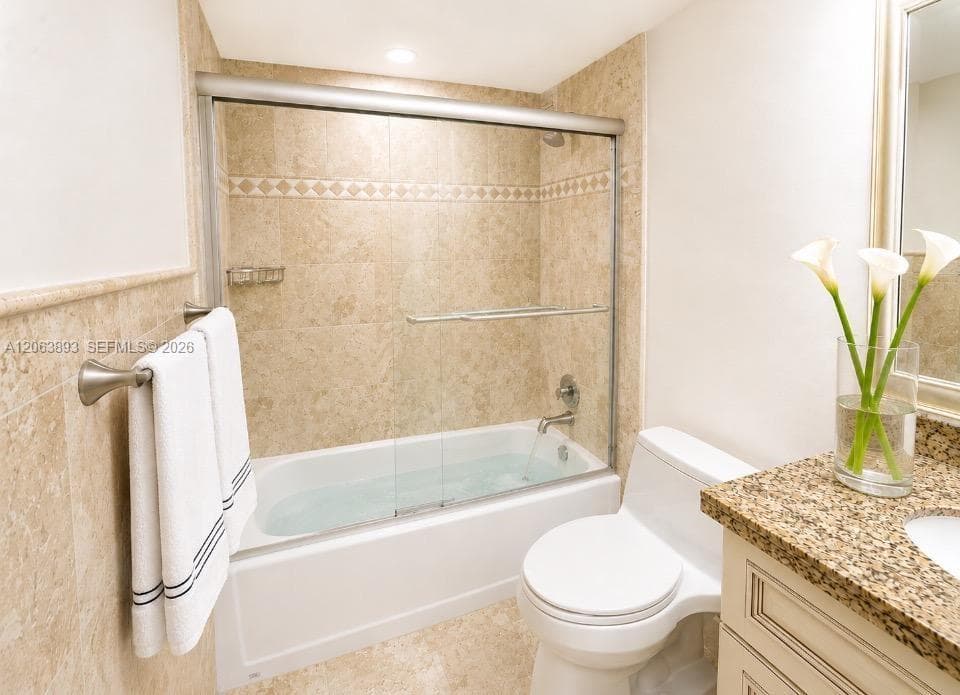PRINCIPAL BATHROOM SHOWER AND TUBB COMBINATION