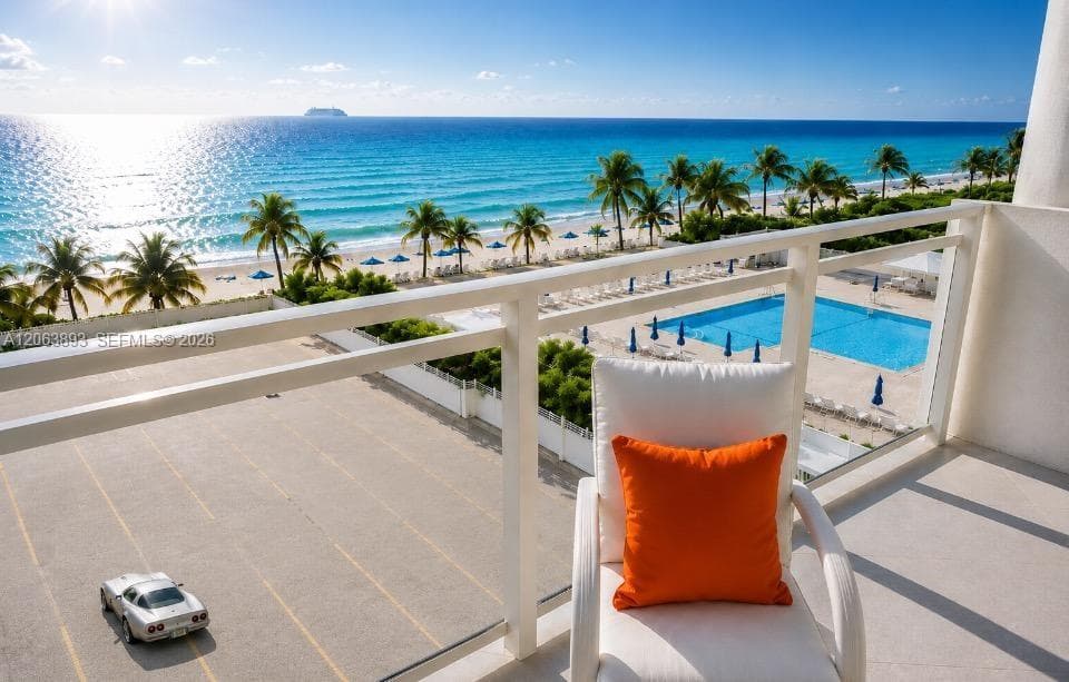 WIDE COASTLINE VIEWS