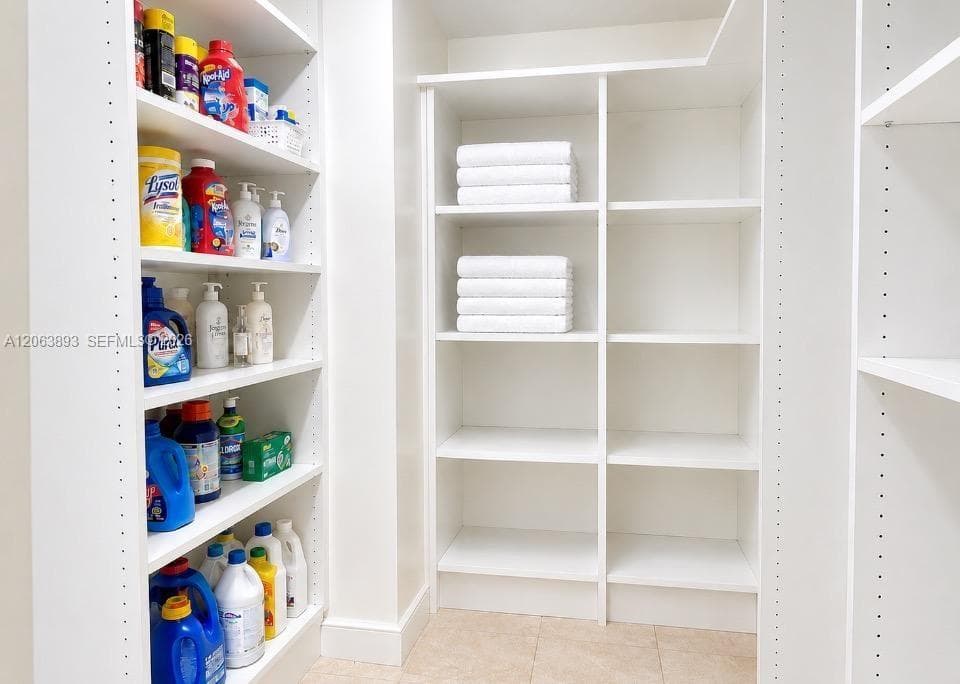 WALK-IN CLOSET