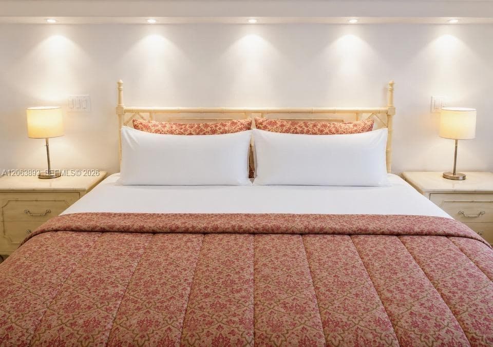 PRINCIPAL BEDROOM SUITE WITH TWO WALK-IN CLOSETS