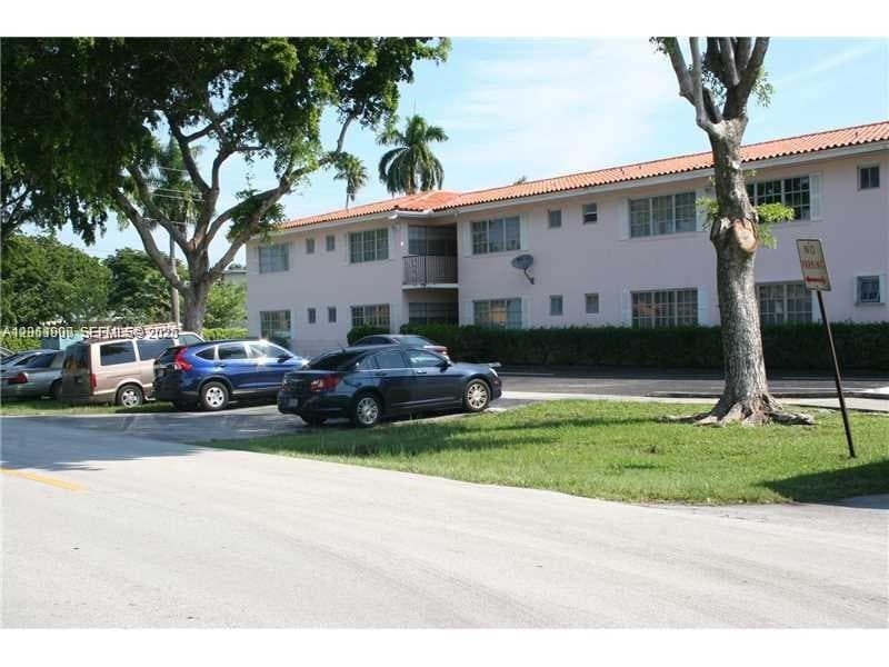 TOWN & COUNTRY APTS CONDO · #207 in Hollywood - Photo 2
