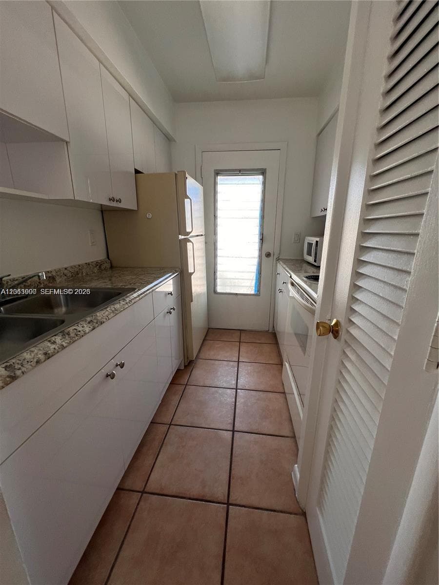 TOWN & COUNTRY APTS CONDO · #207 in Hollywood - Photo 15