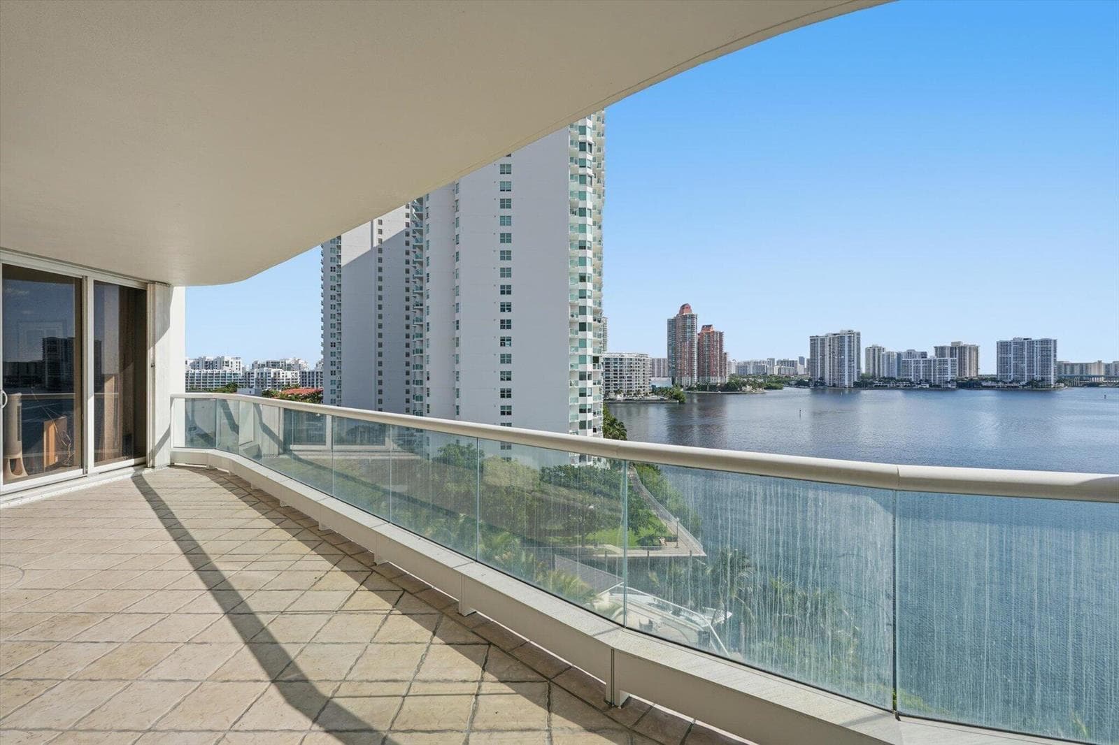 21-7000 Island Blvd apt 907_021