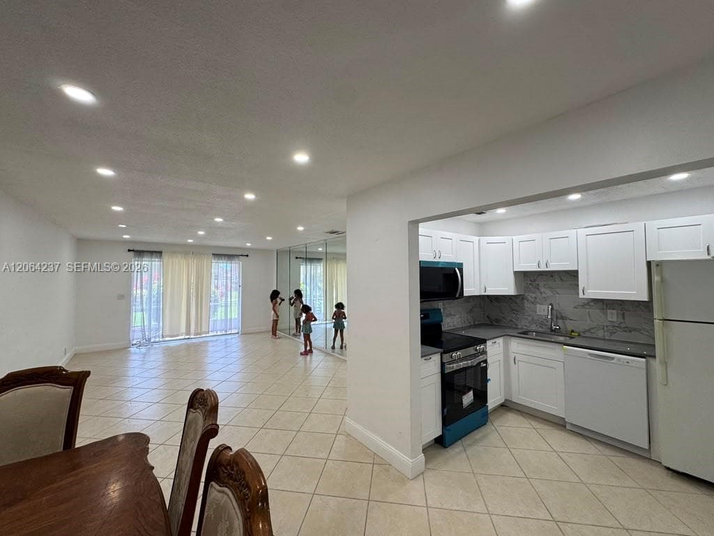 Golden Isles Condo · #115 in Hallandale Beach - Photo 6