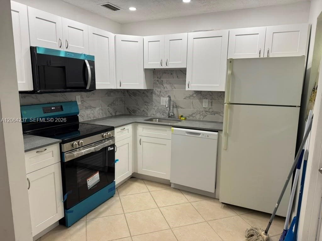 Golden Isles Condo · #115 in Hallandale Beach - Photo 7