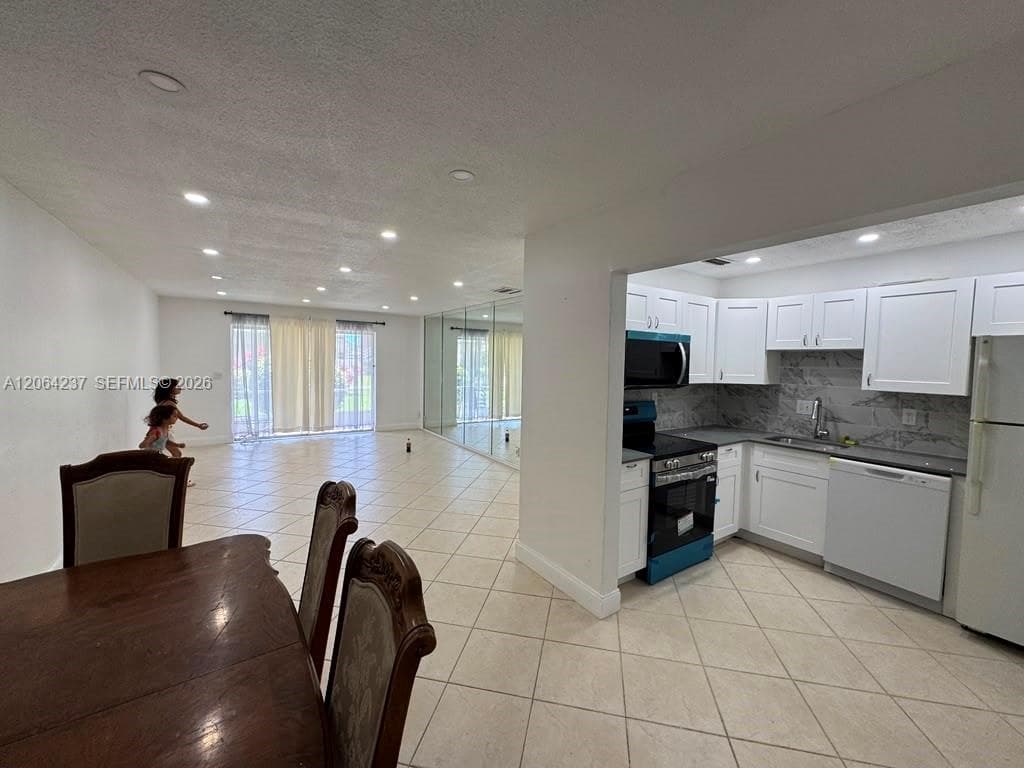 Golden Isles Condo · #115 in Hallandale Beach - Photo 9