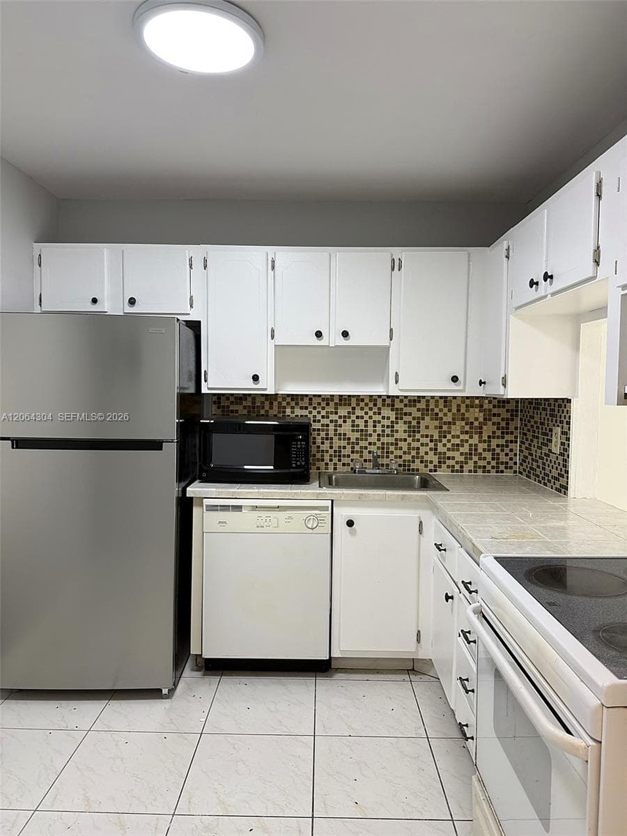 IMPERIAL TOWERS CONDO · #824 in Hallandale Beach - Photo 15