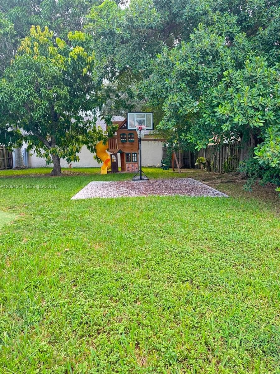 Kids Playground / Basketball hoop