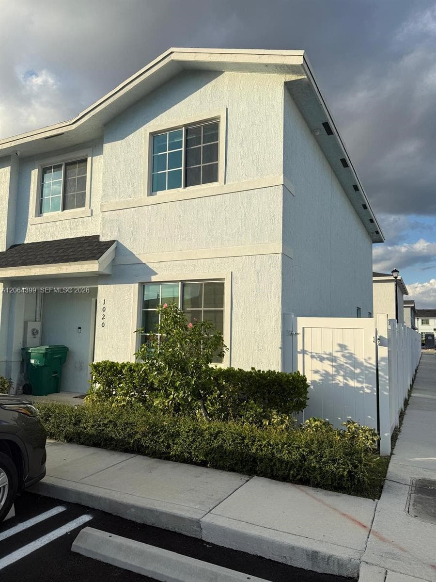 1020 NW 5th Ter photo 1